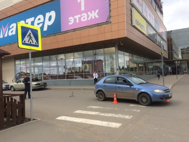 В Сыктывкаре автоледи сбила ребенка на велосипеде возле крупного ТЦ (фото)