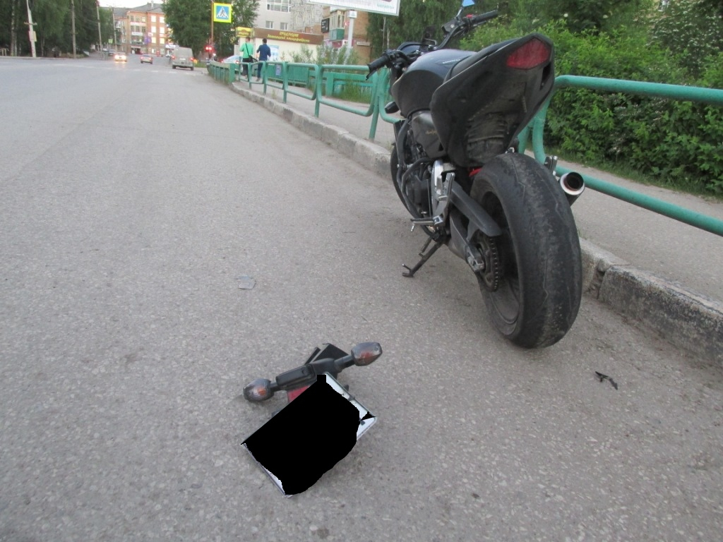 В Коми мотоциклист перевернулся на дороге