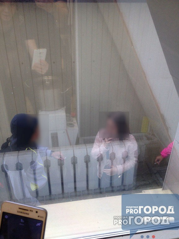 Сыктывкарцы сняли, как 12-летняя девочка стоит на улице и невозмутимо курит
