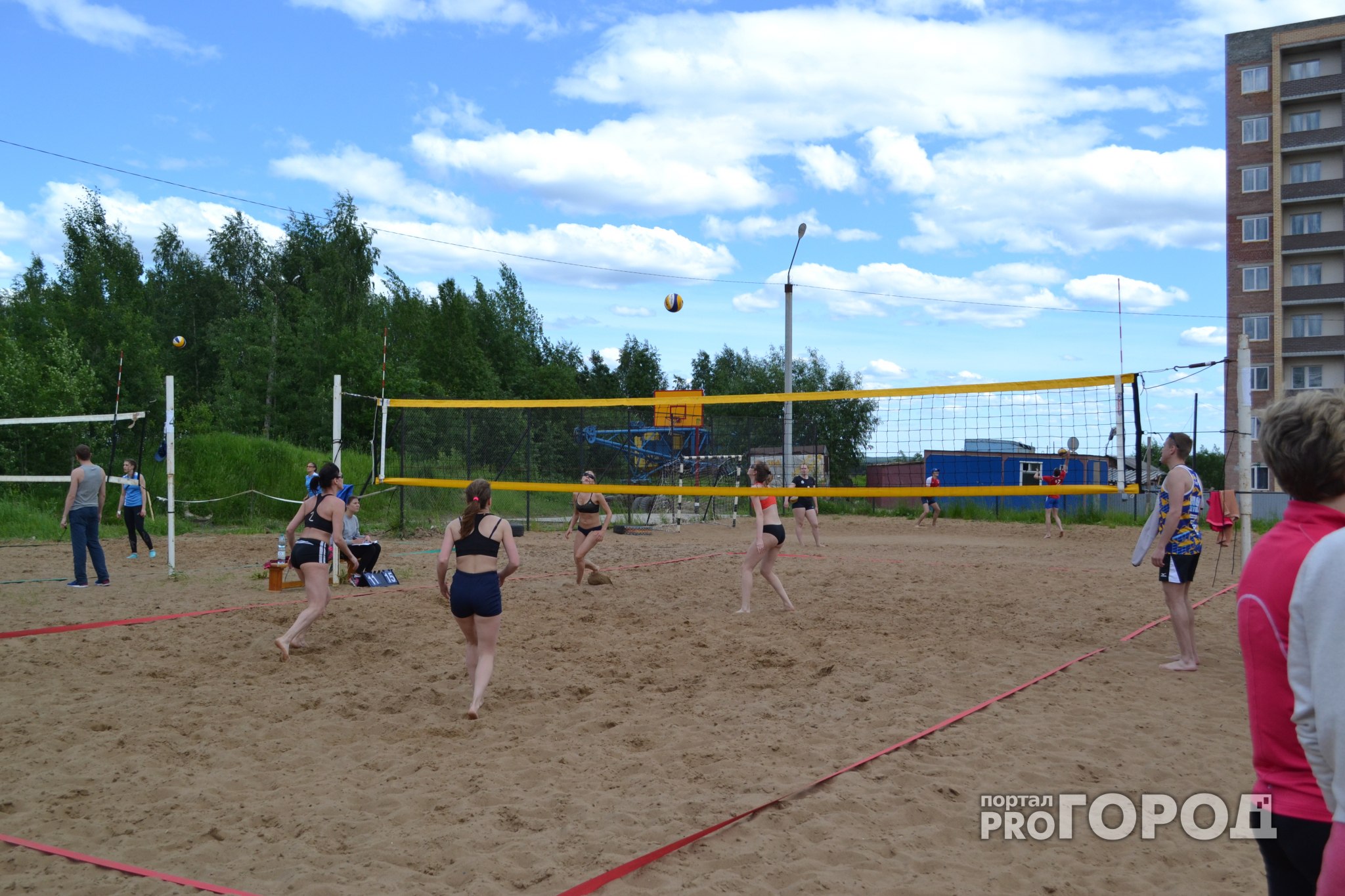 Возбуждение, бикини и песок: в Сыктывкаре прошел чемпионат по пляжному волейболу (фото)