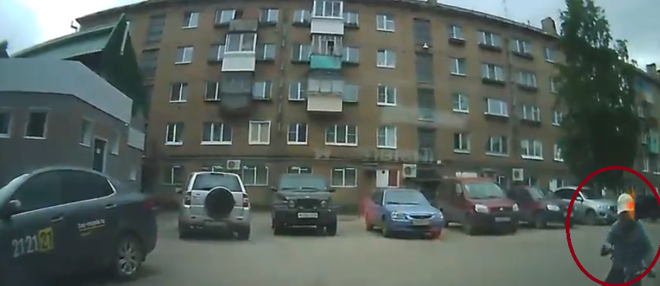 Видеорегистратор запечатлел, как в Сыктывкаре ребенок мчится под колеса машины