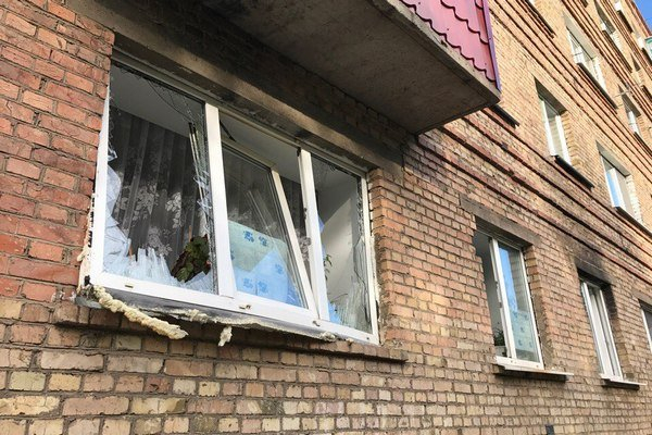В одном из жилых домов в Коми произошел взрыв, пострадавшую женщину госпитализировали (фото)