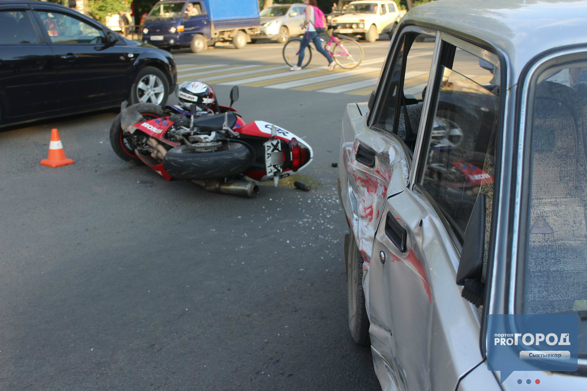Появились фото с места ДТП в центре Сыктывкара, где сбили мотоциклиста