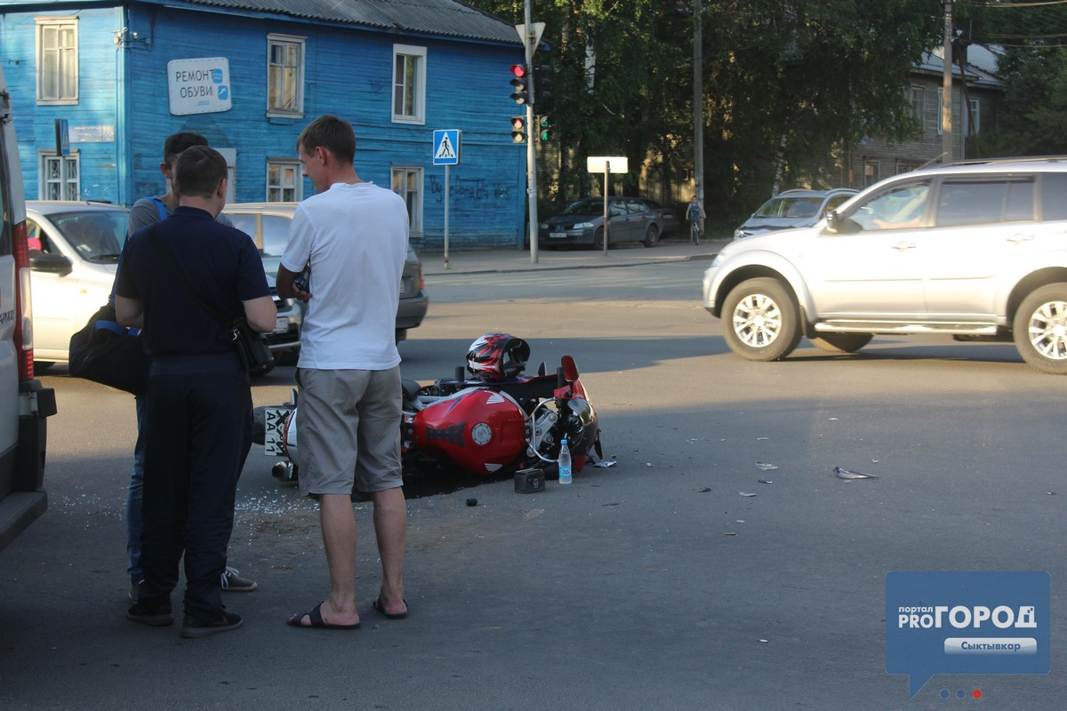 Появилось видео с места ДТП центре Сыктывкара, где сбили мотоциклиста
