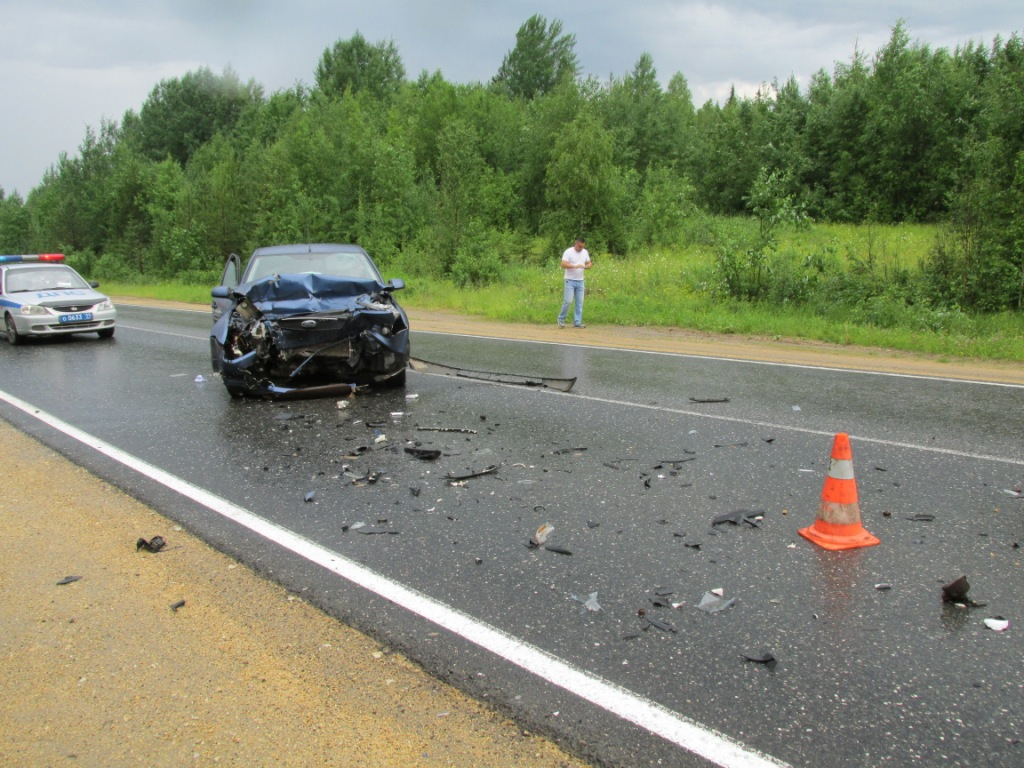 В Коми "Форд" влетел в КамАЗ, есть пострадавшие (фото)