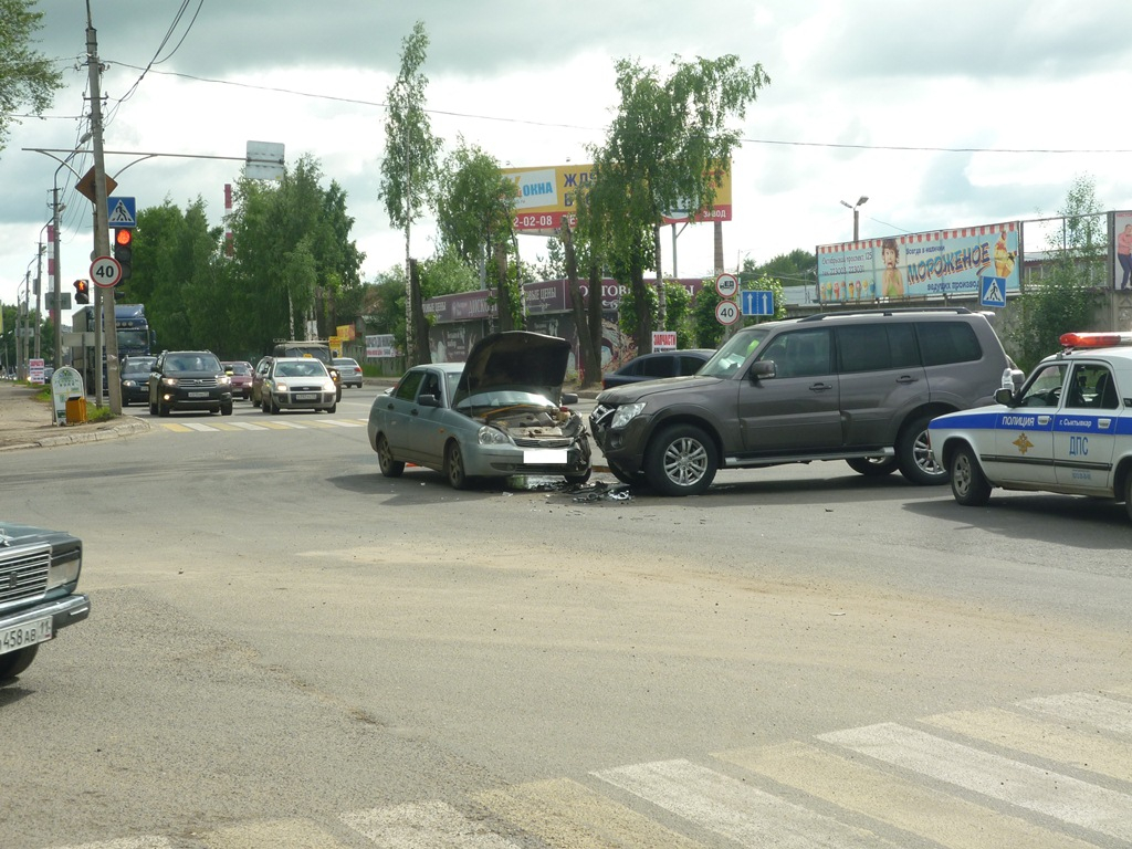 В Сыктывкаре наглость водителя Mitsubishi закончилась трагедией для "Лады"