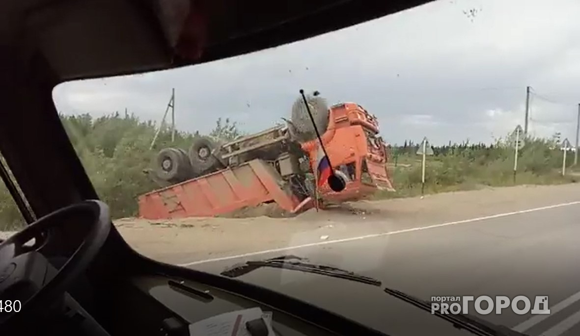 Очевидцы сняли раскуроченный КамАЗ в канаве на трассе в Коми (видео)