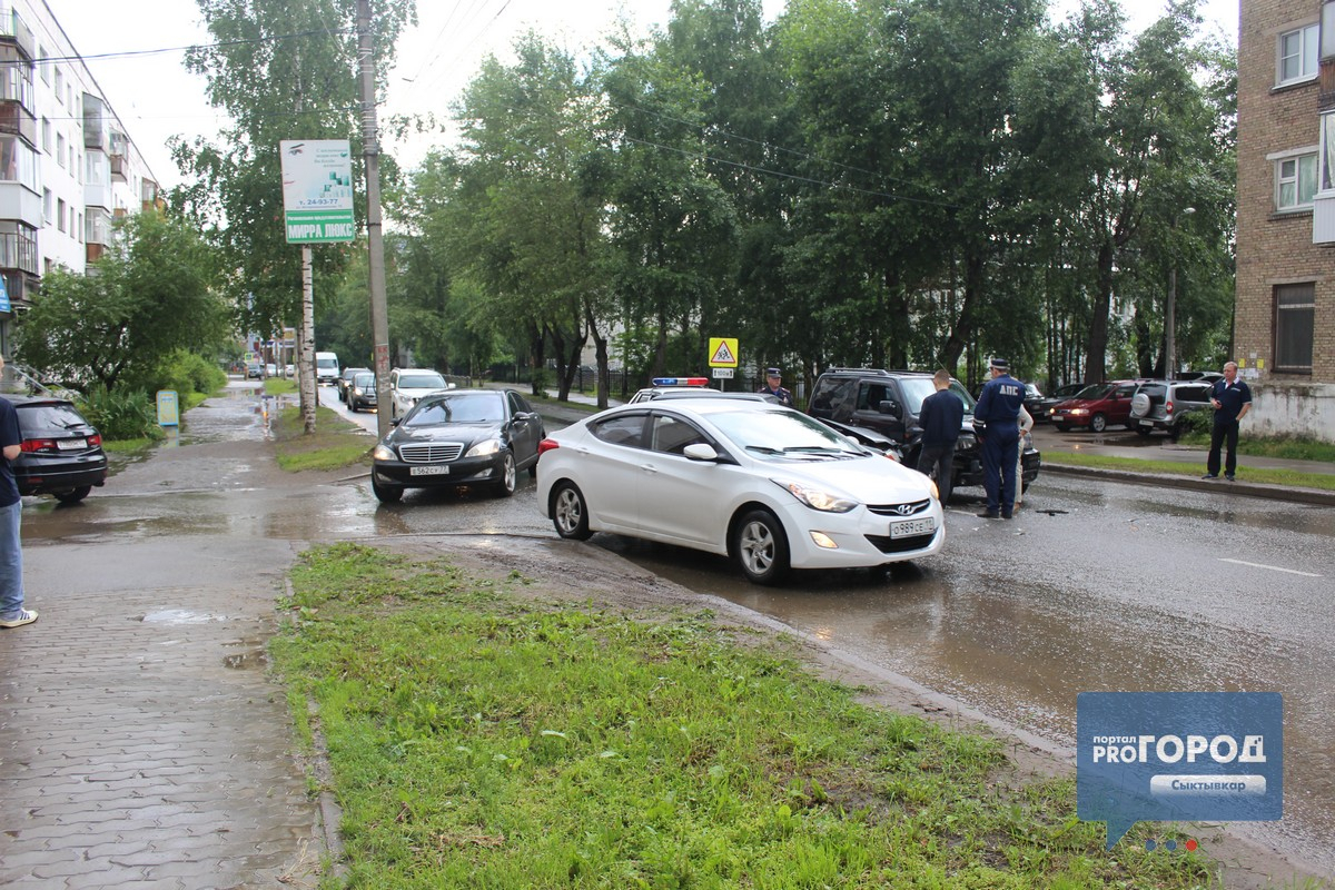 В центре Сыктывкара из-за глупого ДТП пробка растянулась на два квартала (фото, видео)
