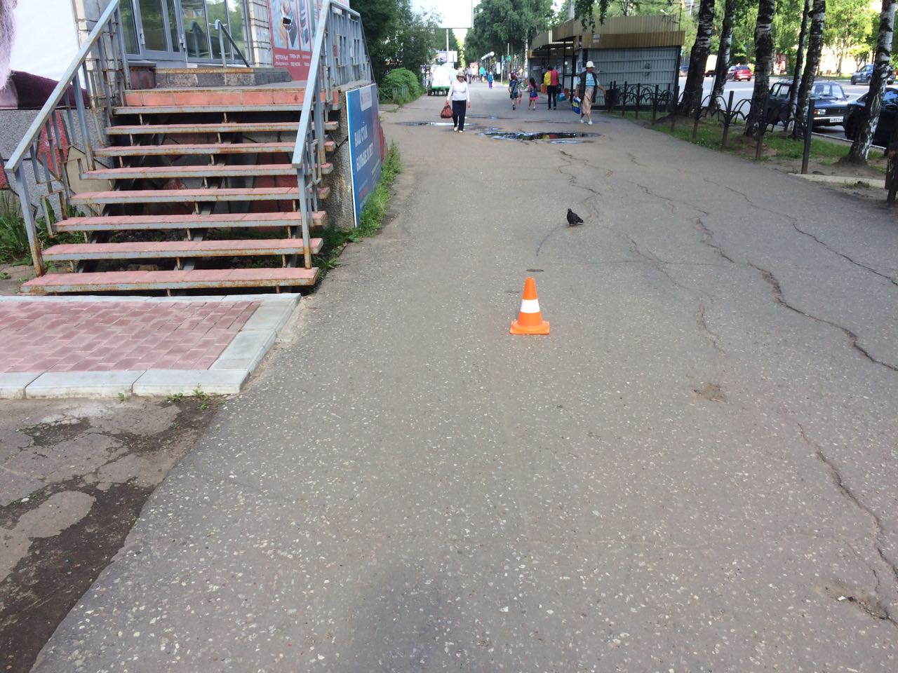На тротуаре в центре Сыктывкара велосипедист сбил трехлетнего ребенка