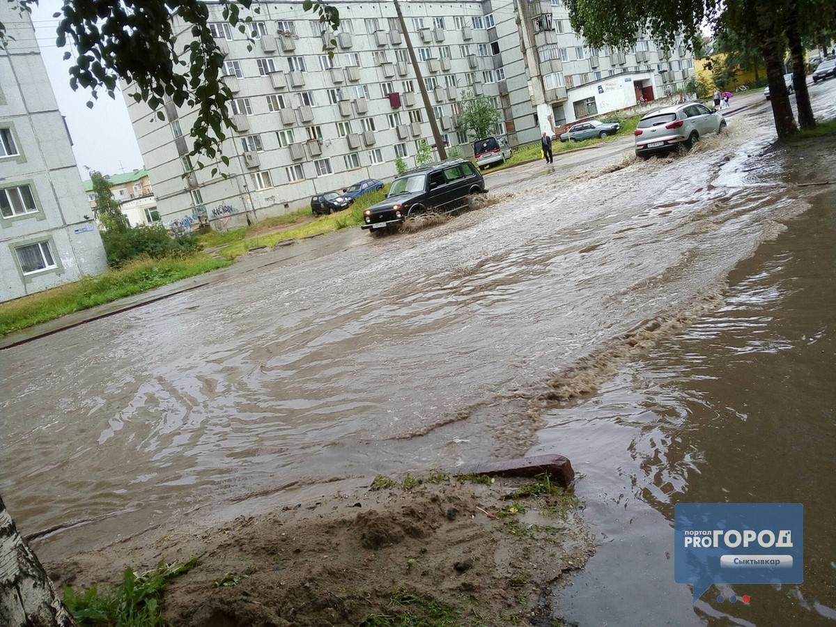 Ливень превратил улицы Сыктывкара в полноводные реки (фото)