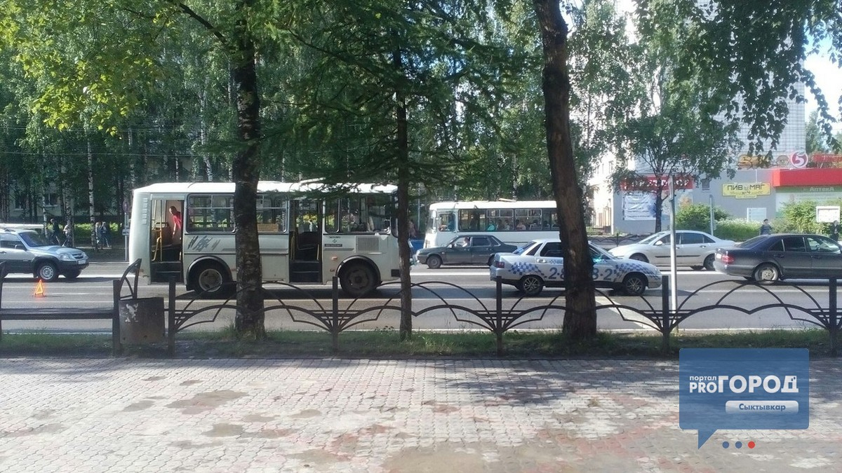 В Сыктывкаре на «кольце» автобус догнал автомобиль такси (фото)