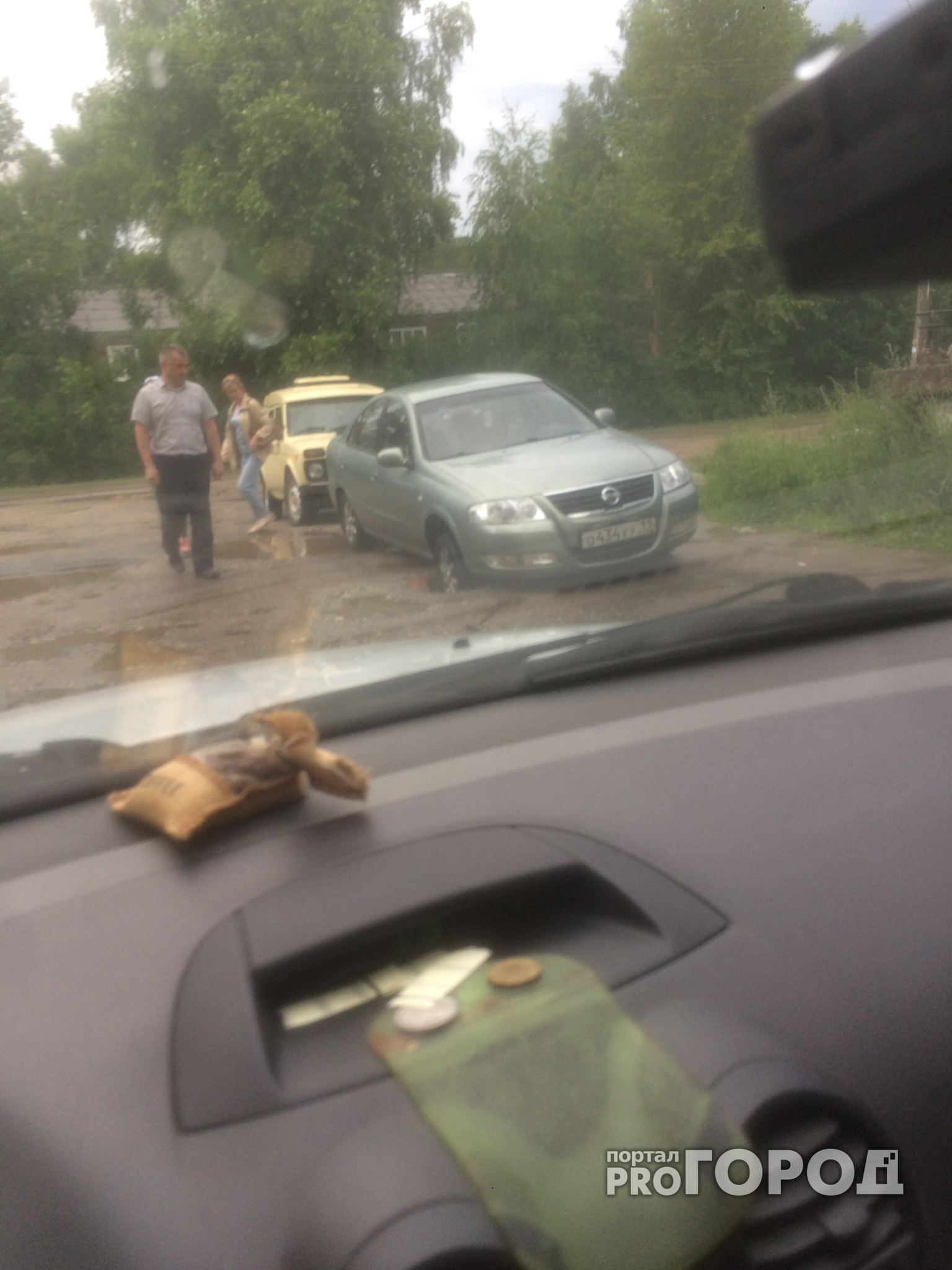 В Сыктывкаре такси провалилось в дорожную яму, похожую на воронку после снаряда (фото)