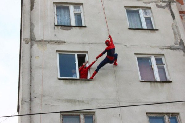 В Коми появился человек-паук, который спасает людей и покоряет башенные краны (фото)