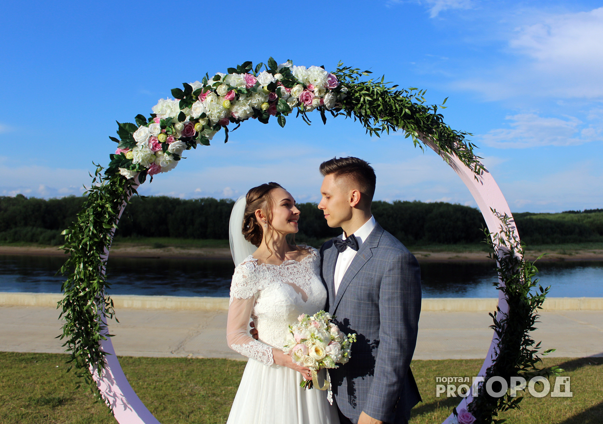 На набережной в Сыктывкаре впервые прошла свадьба (фото)