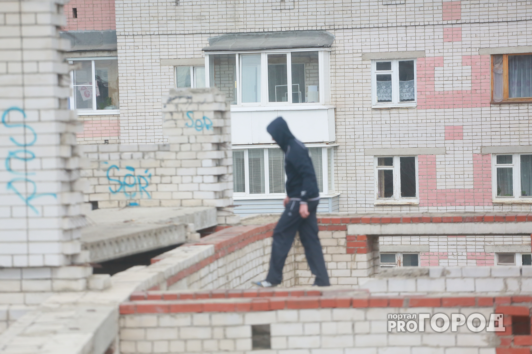 Сыктывкарских подростков с крыши многоэтажки снимали спасатели