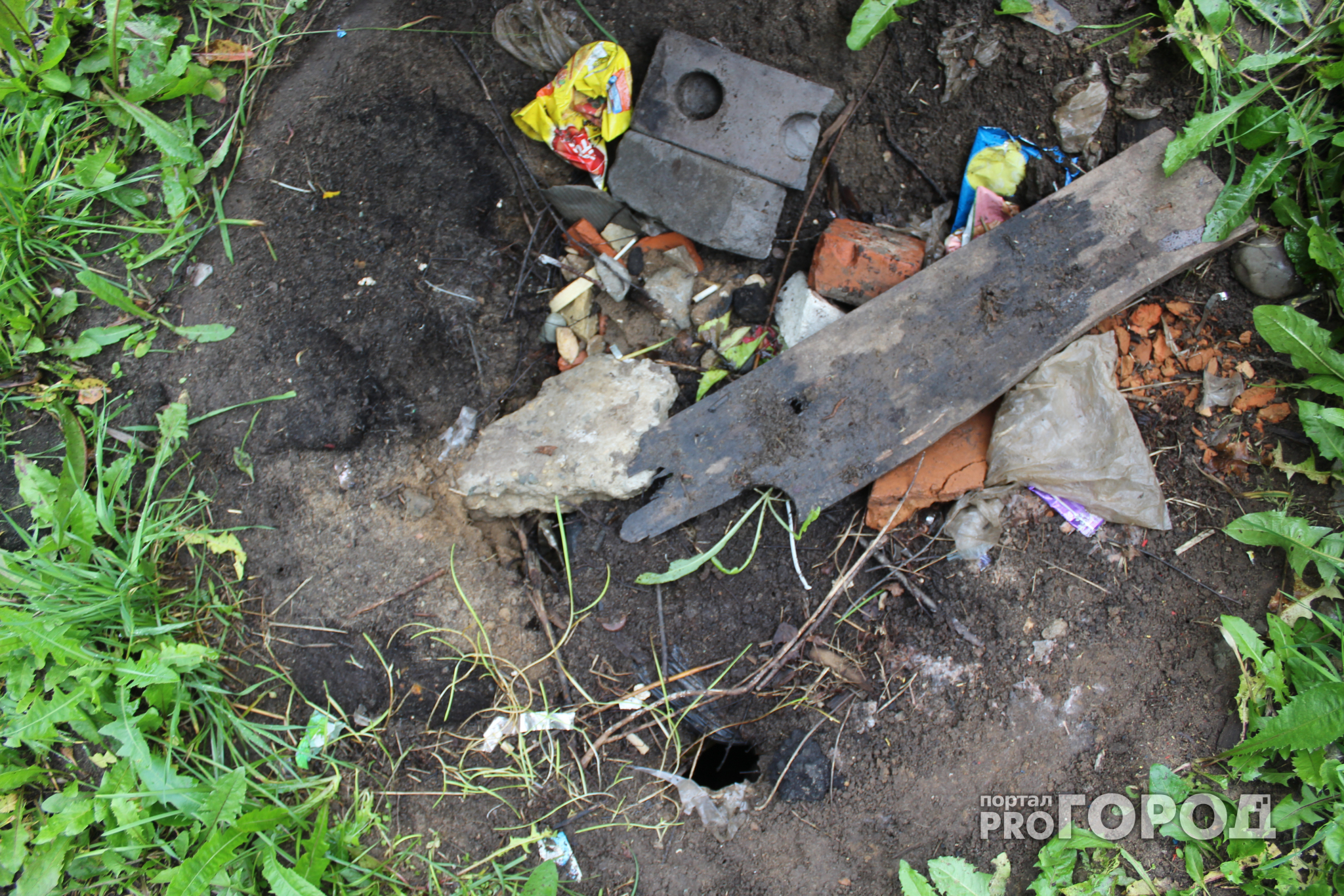 В Сыктывкаре девочка провалилась в дыру в земле прямо на детской площадке (фото)