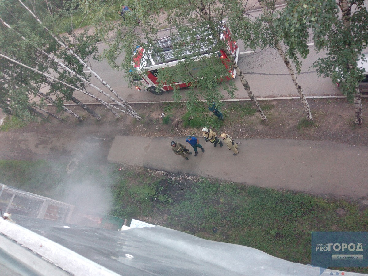 Сыктывкарцы сообщили, что возле республиканского стадиона загорелся дом (фото)