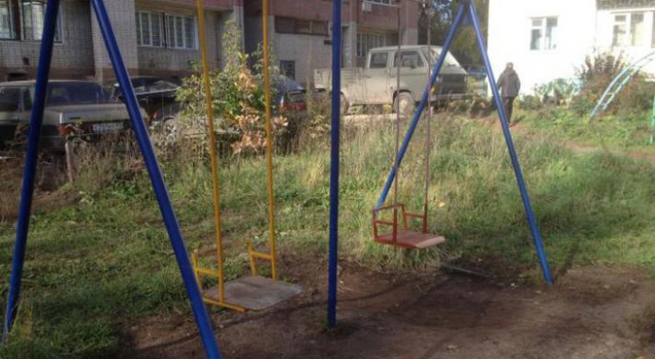 На одной из детских площадок в Коми неизвестные разлили кислоту