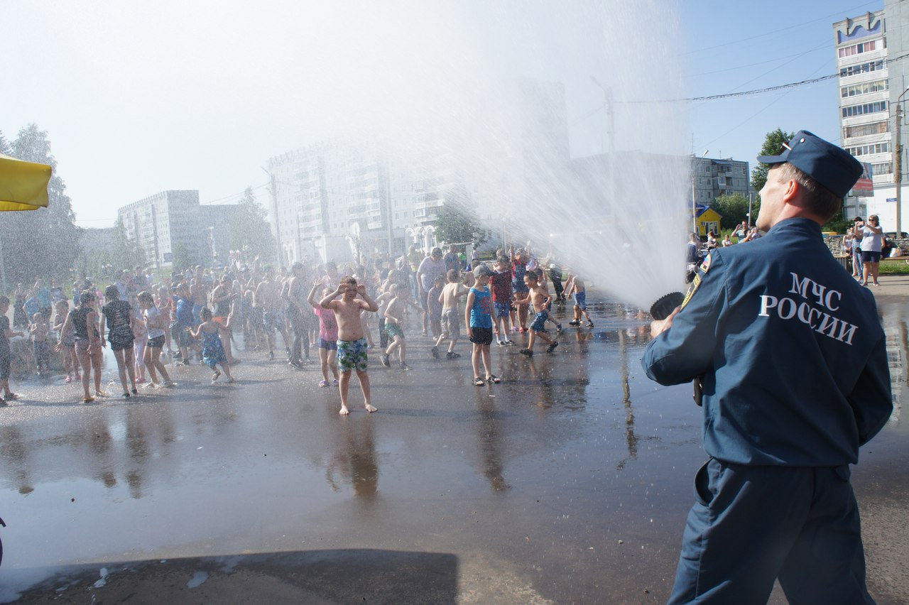 Сотрудник МЧС облил толпу сыктывкарцев водой из шланга (фото)