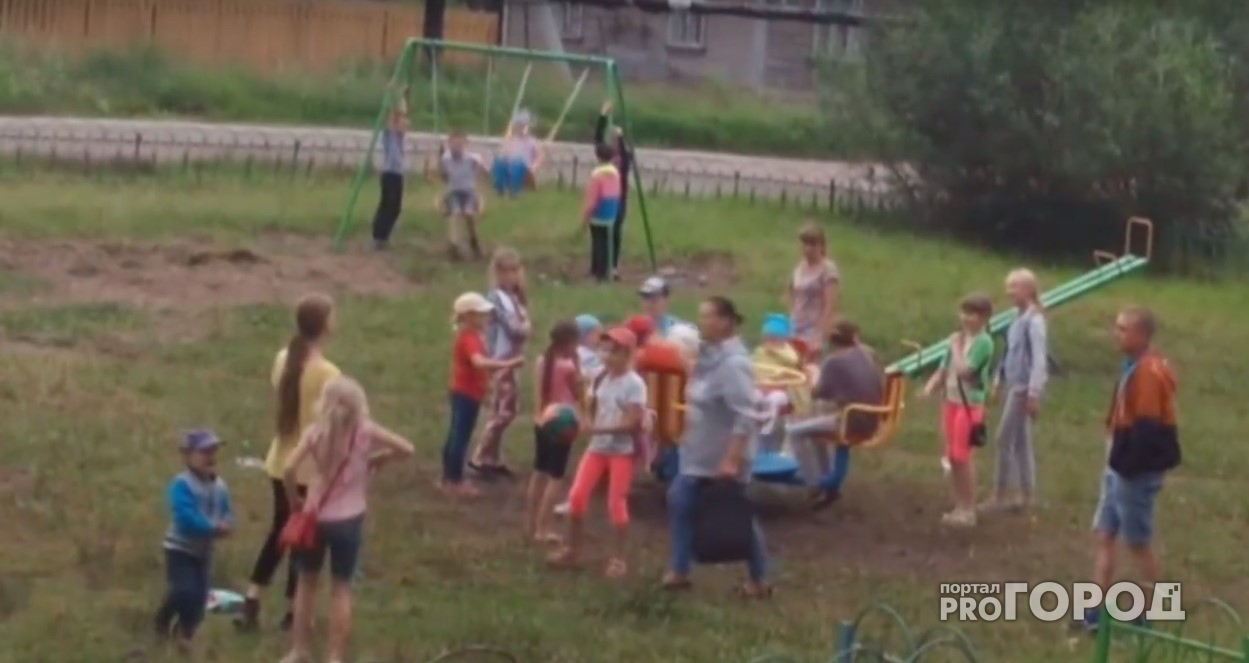 В Сыктывкаре дети выстраиваются в очередь, чтобы покататься на единственной карусели (видео)