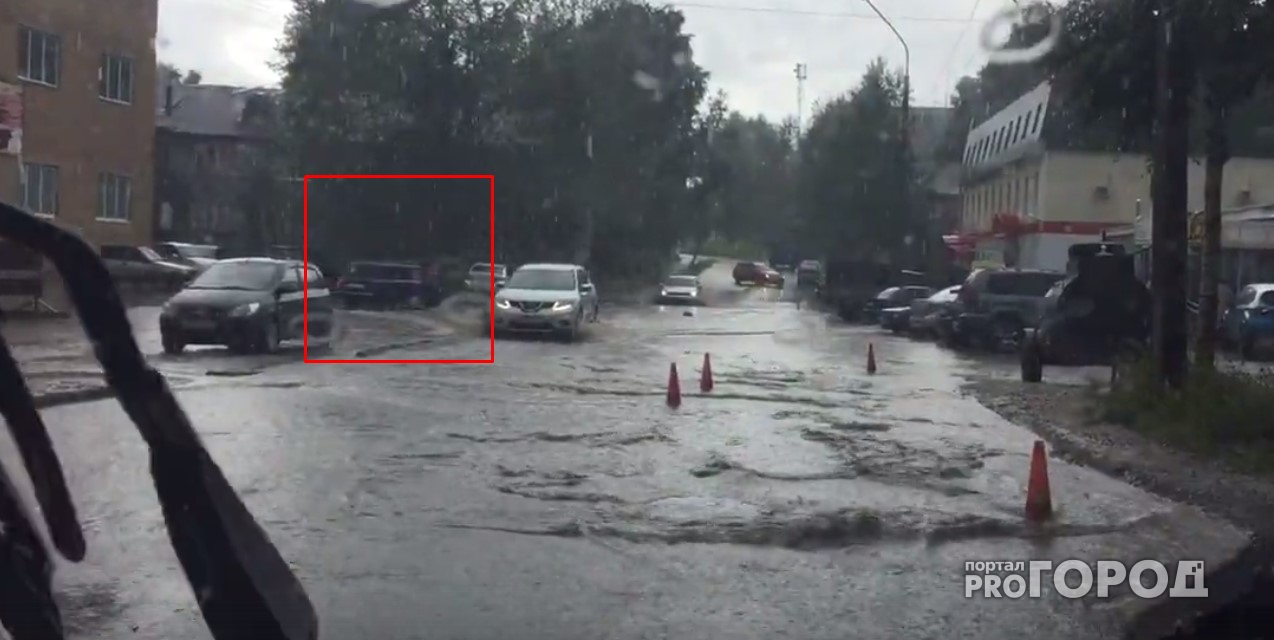 В Сыктывкаре после ливня водители объезжают «реки» на дорогах по тротуарам (фото, видео)
