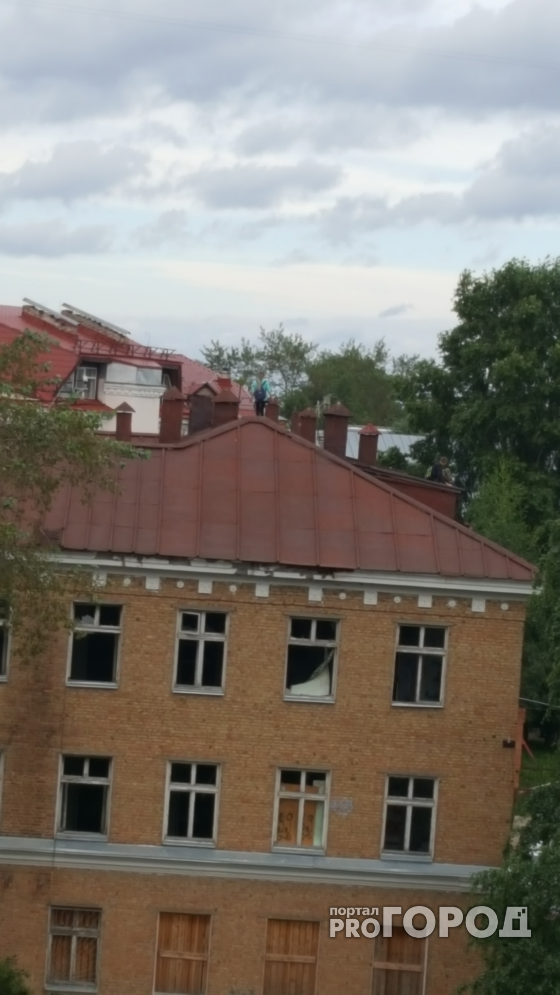 В Сыктывкаре дети лезут на крышу заброшенной поликлиники ради фотографий (фото)