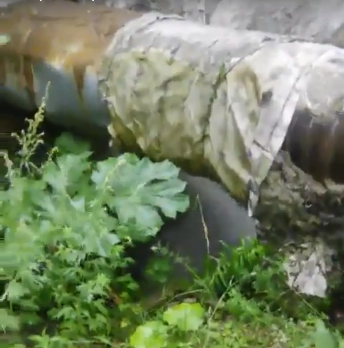 В Сыктывкаре из-за аварии на трубах в Орбите хлещет фонтан кипятка (видео)