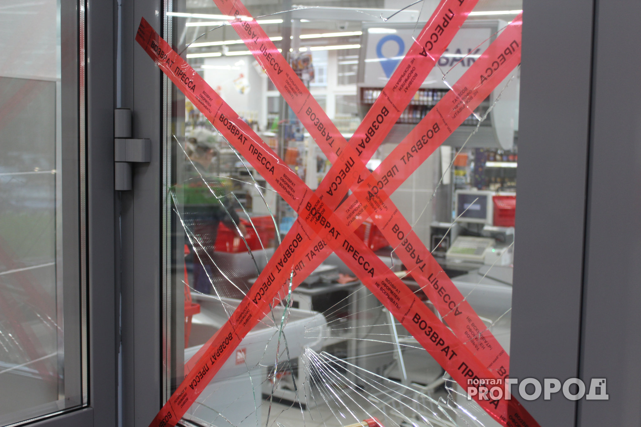 В Сыктывкаре дебошир разбил стекло в магазине за то, что ему не продали спиртное (фото)