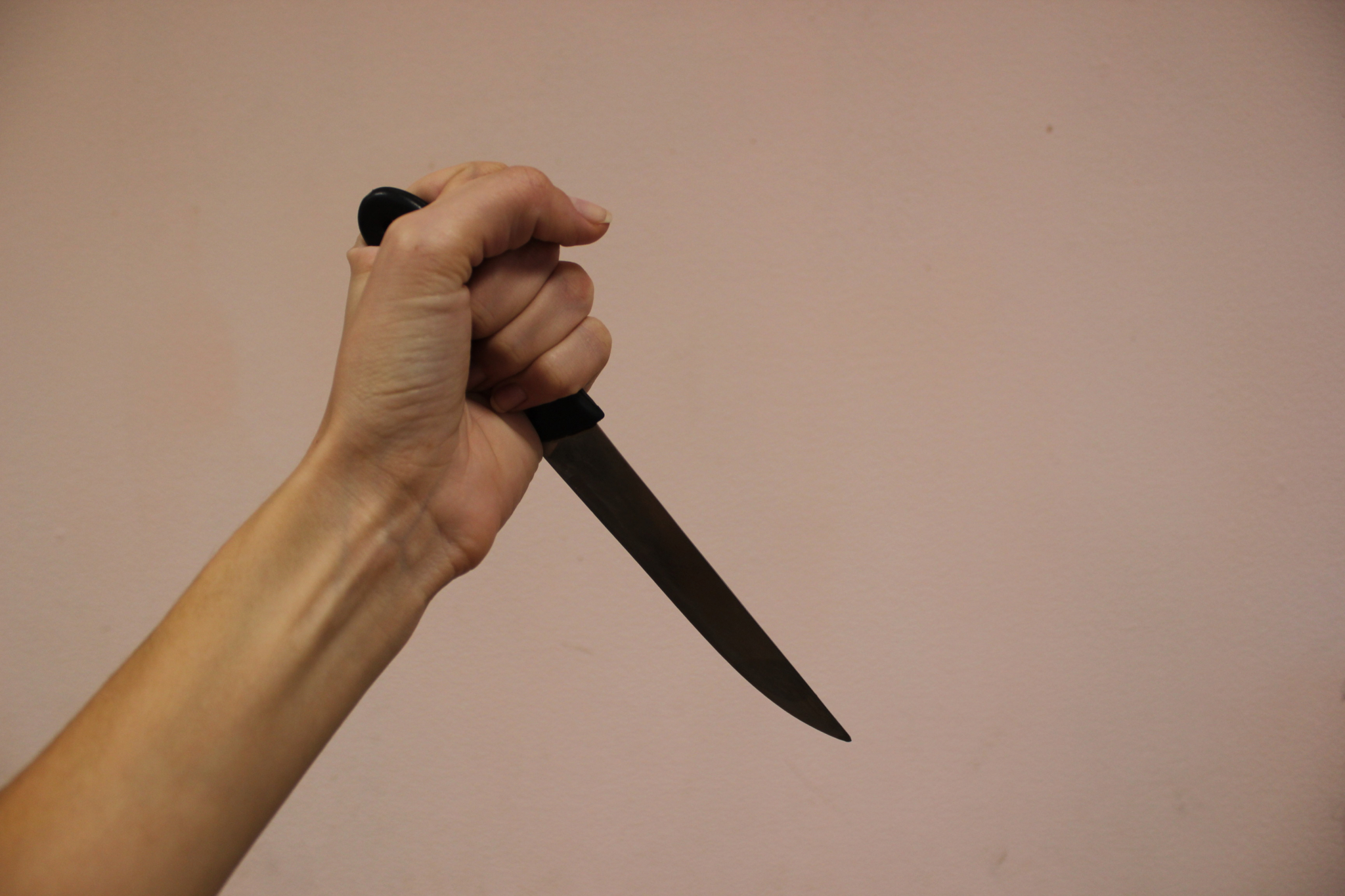 В Сыктывкаре мужчина решил впечатлить подружек и изрезал соседа ножом