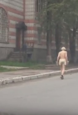 Полуголый дедушка в трусах, маске и варежках бежал в центре Сыктывкара (видео)