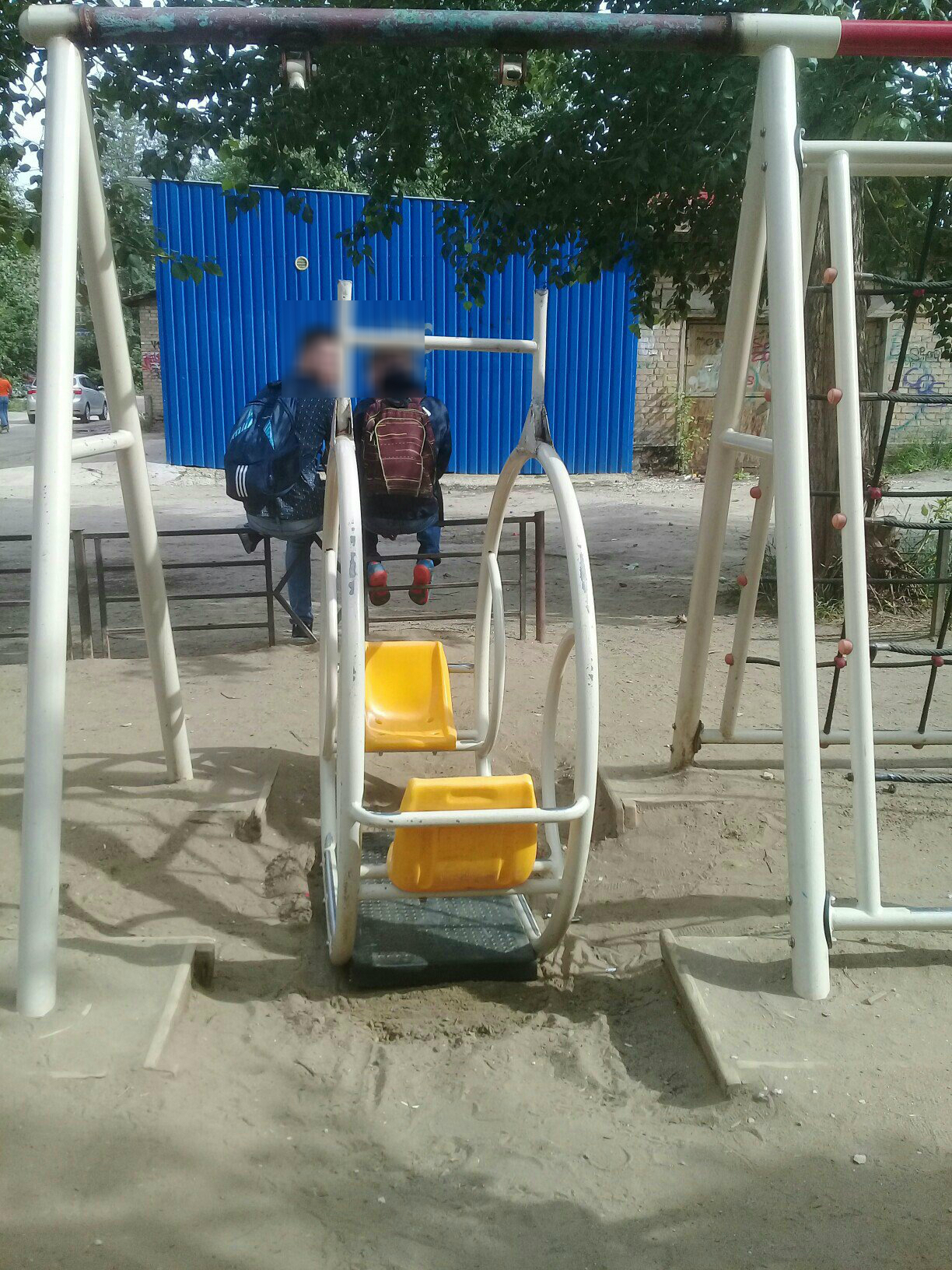 В Коми подростки сломали единственные качели на детской площадке (фото)