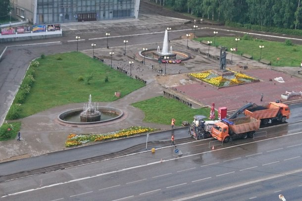В Сыктывкаре на улице Коммунистической сняли только что уложенный асфальт