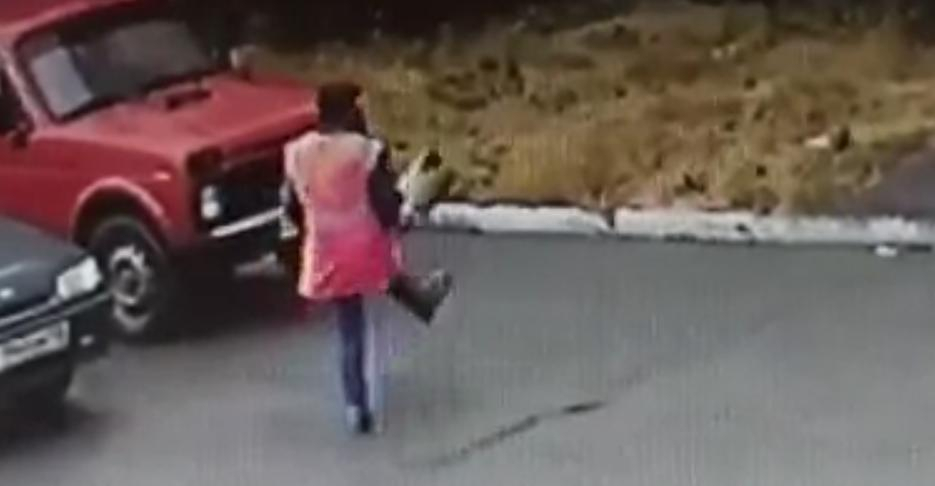 В Коми уборщица решила, что она Роналду и показала футбол с ведром (видео)