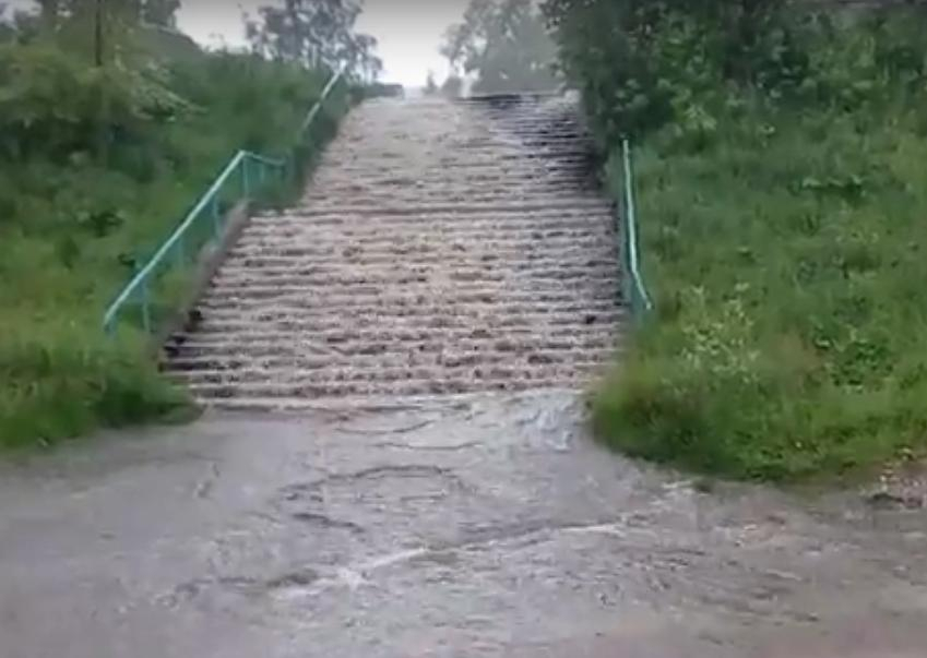 Очевидцы прислали видео грандиозного водопада в Эжве