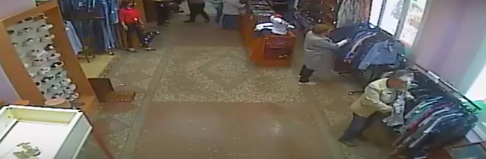 Жители Коми выложили в сеть видео, как пенсионерка ворует в магазине