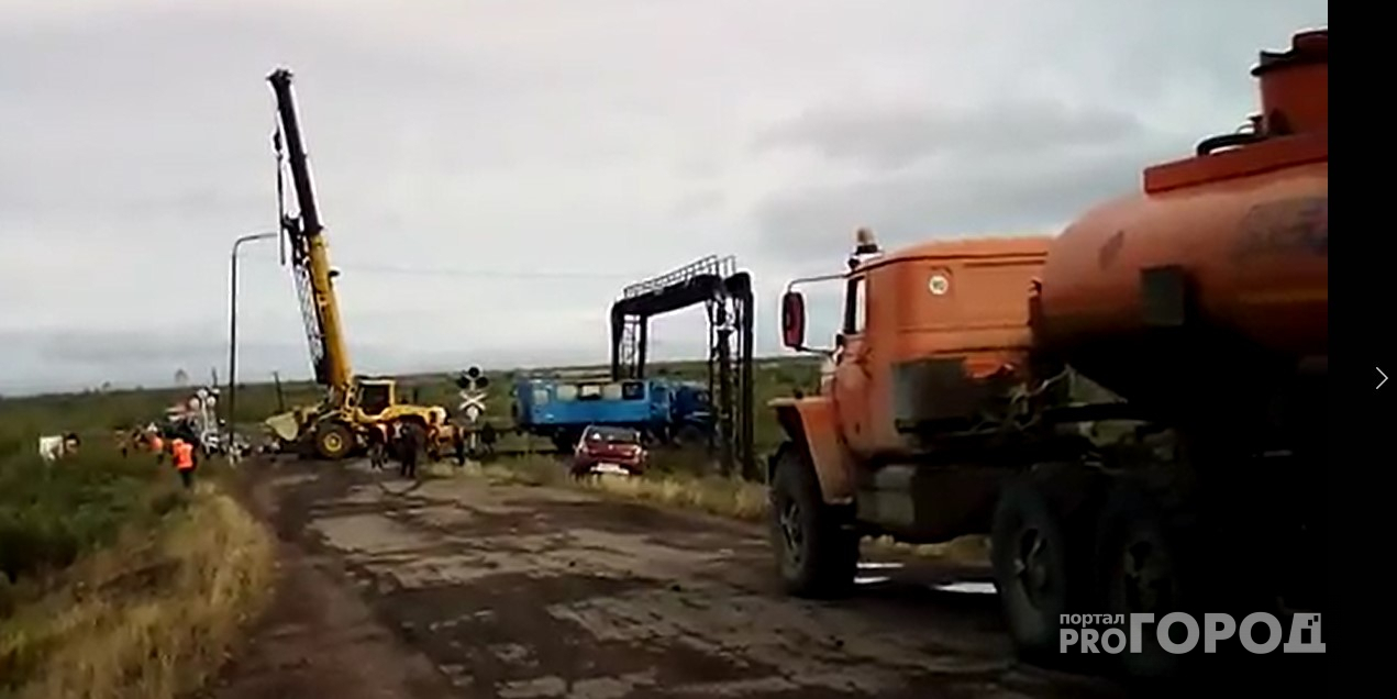 Появилось видео ДТП в Коми, где столкнулись КамАЗ с вагоном и пострадали 7 человек