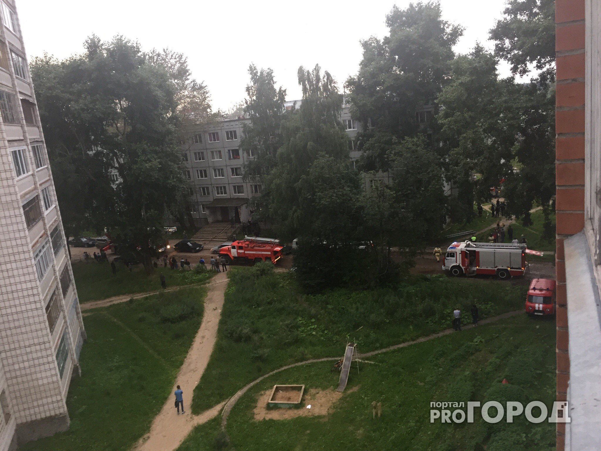 В Сыктывкаре горел жилой дом, люди в панике разбивали окна (видео)