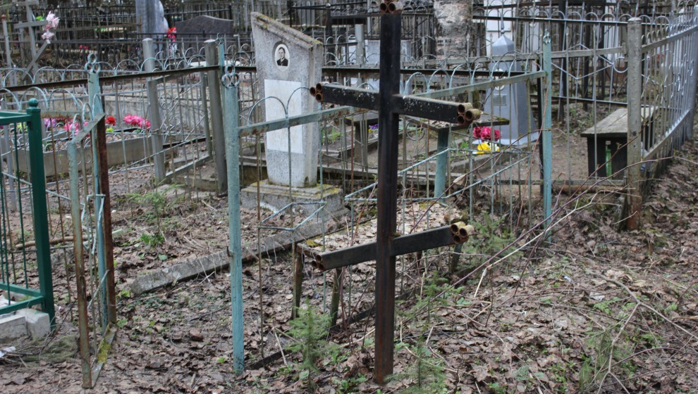 В Коми пенсионерка шла мимо городского кладбища и чуть не лишилась жизни