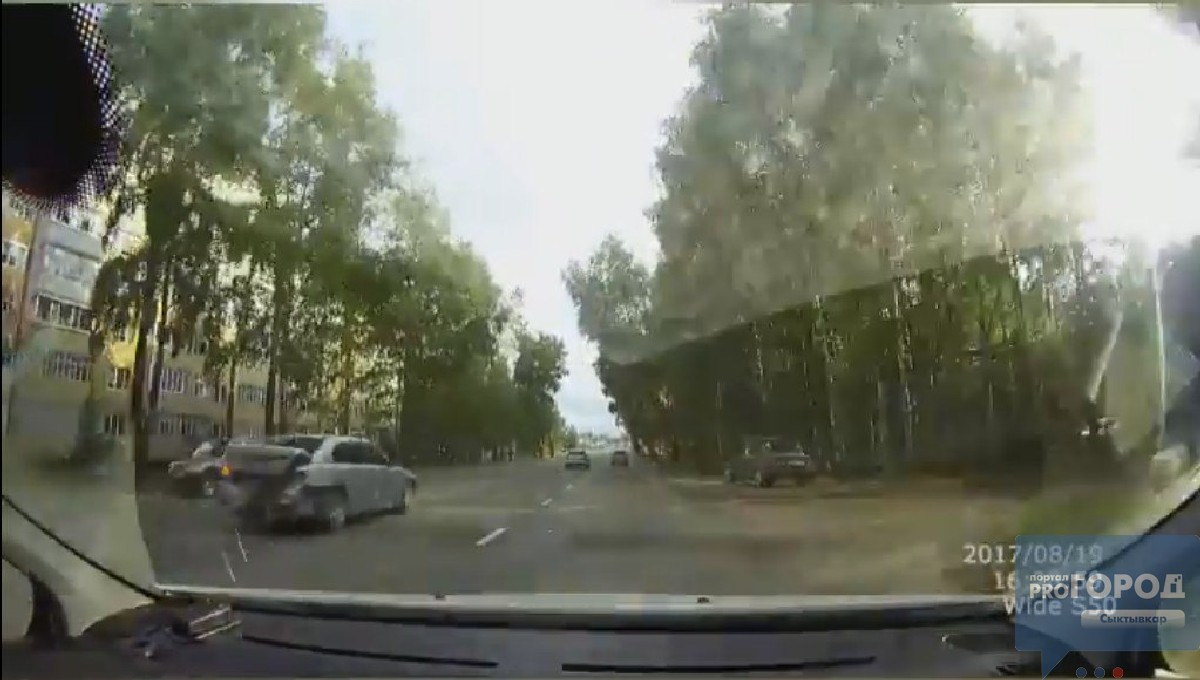 В Сыктывкаре неизвестный на БМВ устроил на Сысольском шоссе гоночную трассу (видео)