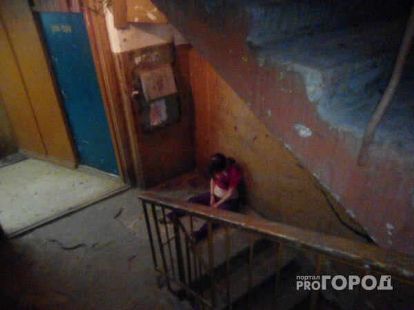 В Сыктывкаре пьяная босая девушка уснула посреди лестничной площадки (фото)