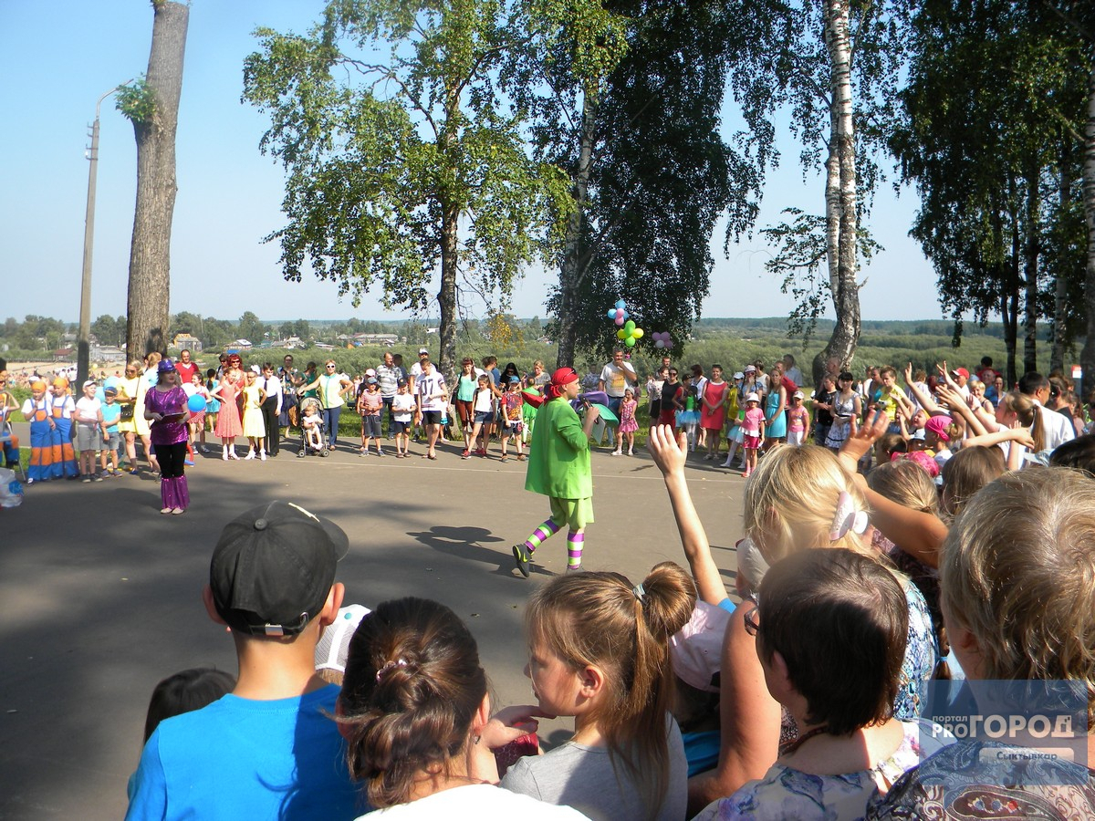 В Кировском парке Сыктывкара армия детей воевала за подарки (фото)