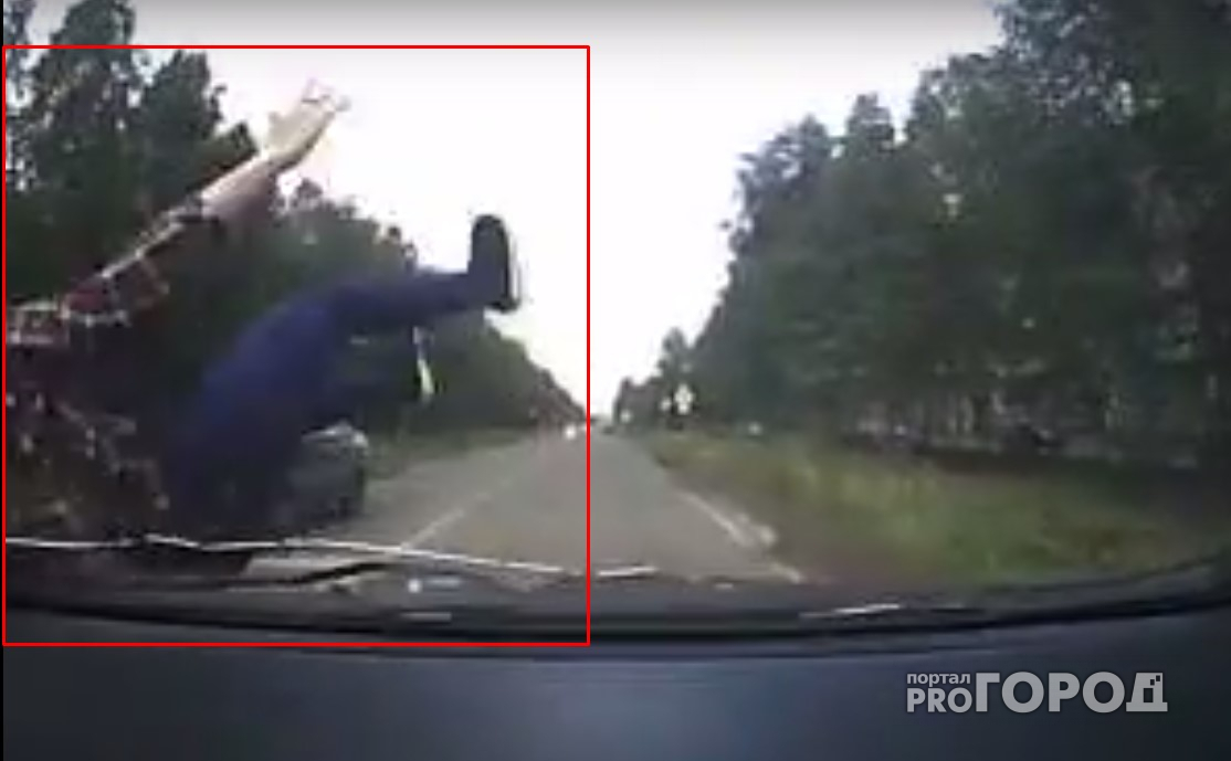 В Коми 14-летняя девушка прыгнула под колёса авто (видео)
