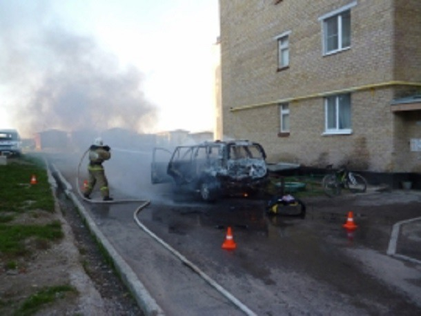 В Коми пожарные тушили «Лексус», который подожгли преступники (фото)