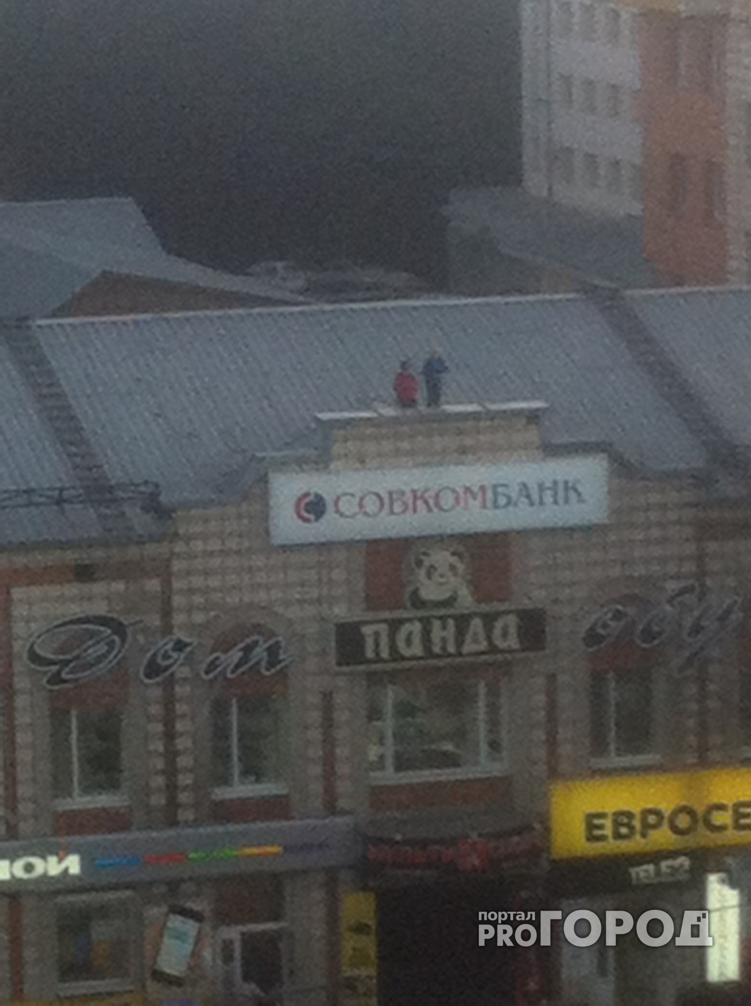 Прямо в центре Сыктывкара два ребёнка балансировали на узком парапете (фото)