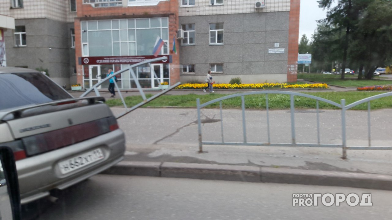 У женской консультации в Сыктывкаре «Лада» снесла забор (фото, видео)