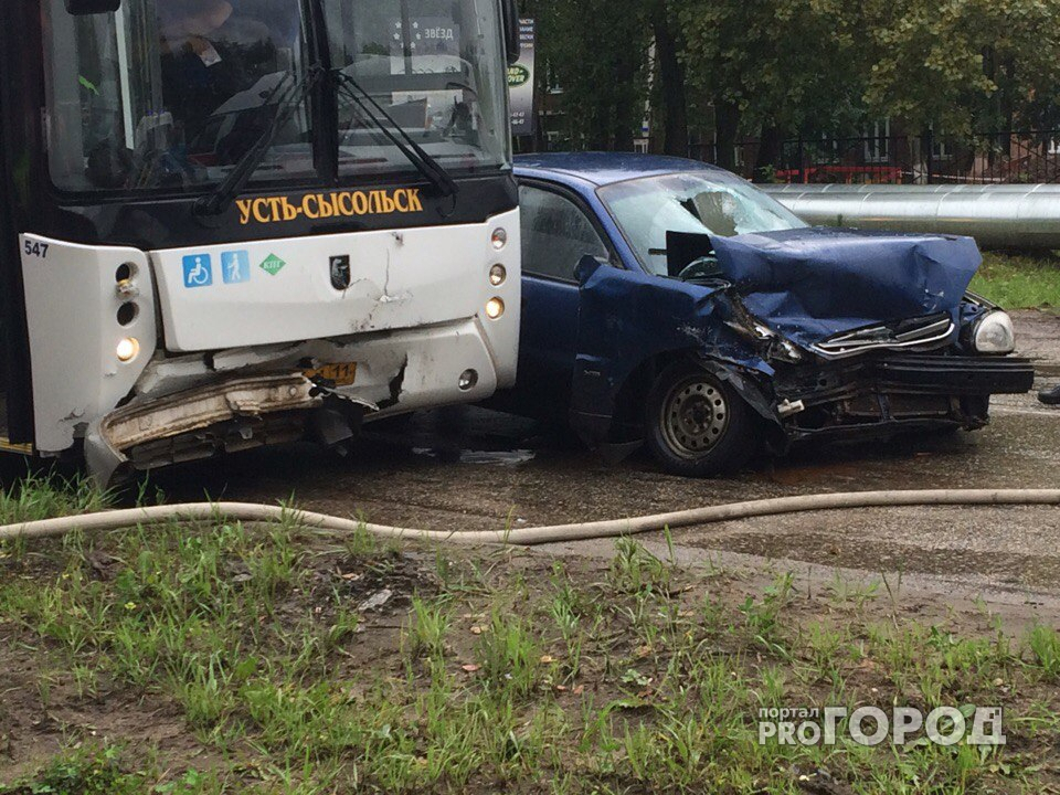 В Сыктывкаре «Шевроле» протаранила автобус с пассажирами (фото)