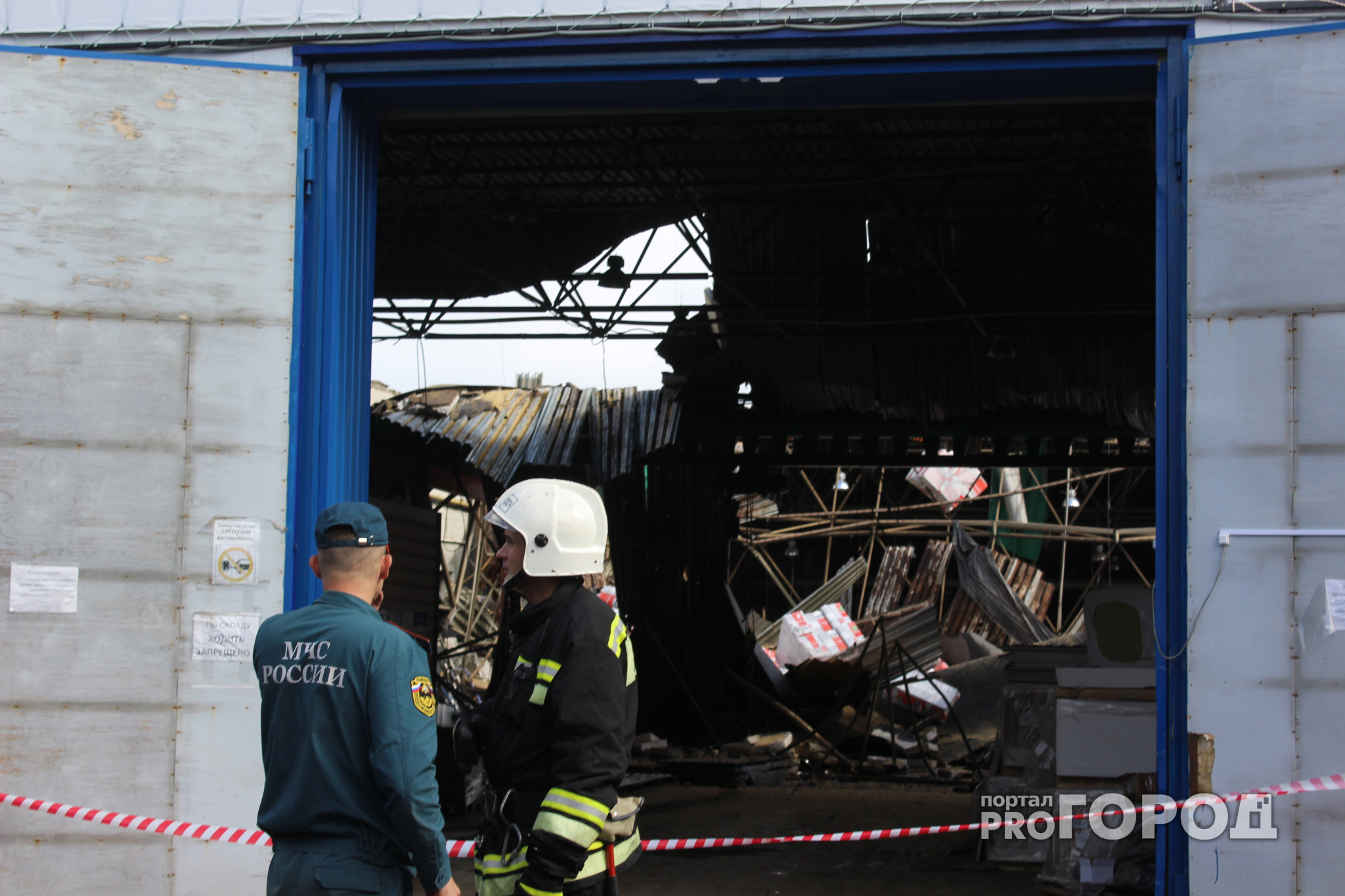 Полный фоторепортаж с  места обрушения крыши склада в Сыктывкаре