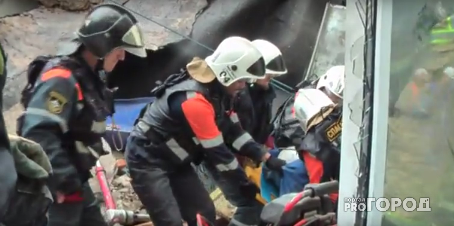 МЧС опубликовало видео, как людей доставали из-под завалов в Сыктывкаре