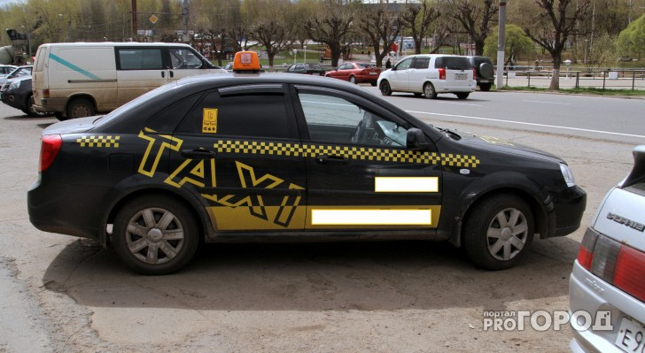 В Сыктывкаре пассажир порезал таксистку