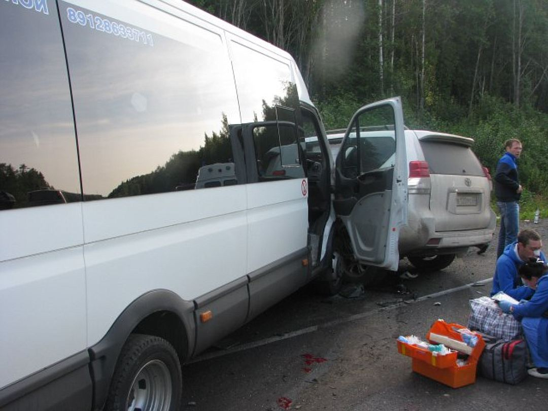 В Коми Toyota Land Cruiser влетела в микроавтобус, в котором было 20 пассажиров